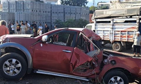 Mersin'de Pikap Kamyona Çarptı: 3 Yaralı