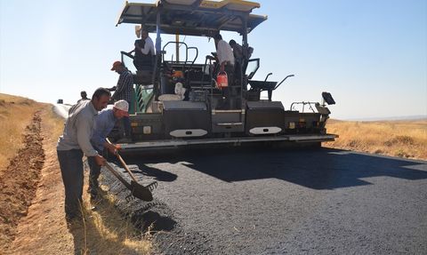 Muş'ta Köy Yollarına Sıcak Asfalt Çalışmaları Devam Ediyor