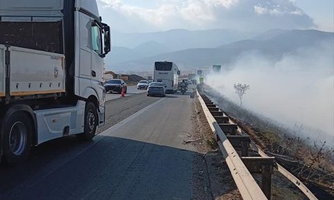 Nurdağı'nda Otoyol Kenarında Çıkan Yangın Kontrol Altına Alındı