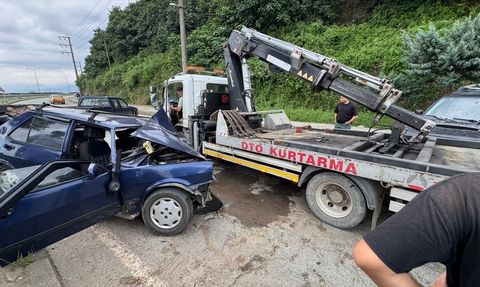 Rize'de Otomobil-Pikap Çarpışması: 6 Yaralı