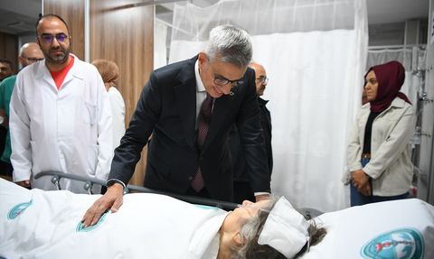 Sağlık Bakanı Kemal Memişoğlu, Balıkesir Depremzedelerini Ziyaret Etti