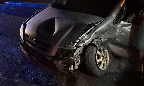 Sakarya'da İki Araç Çarpıştı: 8 Yaralı