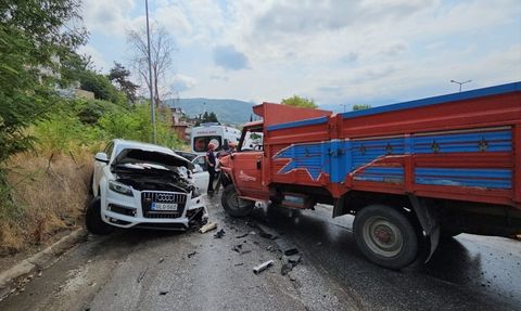 Sakarya'da Kamyonet ve SUV Çarpışması: 5 Yaralı