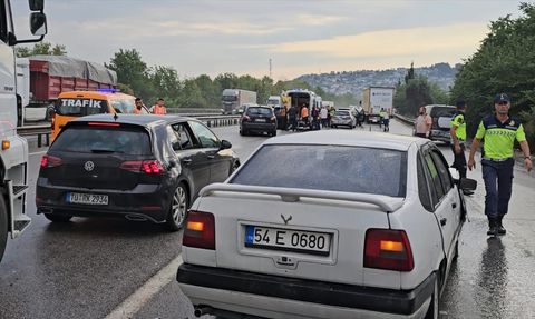 Sakarya'da Zincirleme Trafik Kazası: 10 Yaralı