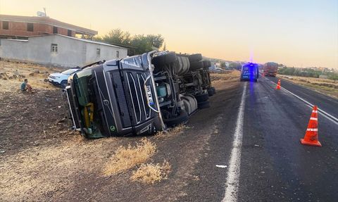 Şanlıurfa'da Hayvan Yüklü Tır Devrildi: 2 Yaralı