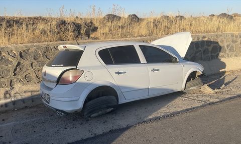 Şanlıurfa'da İstinad Duvarına Çarpan Araçta 4 Yaralı