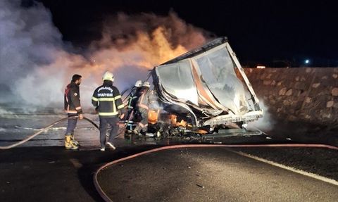 Şanlıurfa'da Seyir Halindeki Tırda Yangın