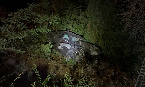 Sarıyer'de İki Araç Çarpıştı, Ormanlık Alana Düştü