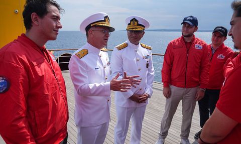 Savarona Yatı ile Boğaz'da Geçiş Törenine Katılan Gençlerin Heyecanı