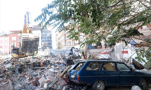Sındırgı'daki Deprem Enkazı Kaldırılıyor