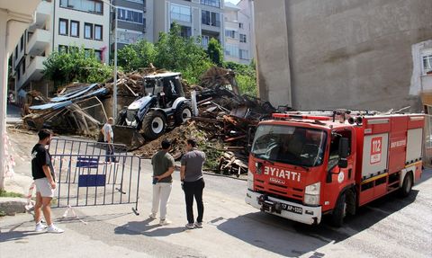 Sinop’ta Tarihi Bina Çöktü: Olay Anı ve Mahallelinin Açıklamaları