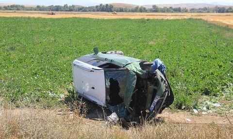 Sivas'ta Hafif Ticari Araç Devrildi: 5 Yaralı