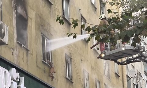 Sultangazi'deki Yangın Kontrol Altında: İtfaiye Ekipleri Başarıyla Müdahale Etti