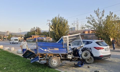 Tokat'ta Tarım Aracı ile Otomobil Çarpıştı
