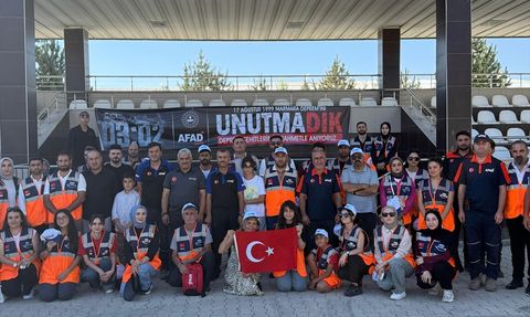 Van'da Marmara Depremi'nin 26. Yılı İçin Anma Töreni Düzenlendi