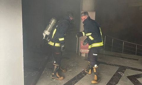 Van'daki İş Merkezinde Yangın: 4 Dükkan Zarar Gördü