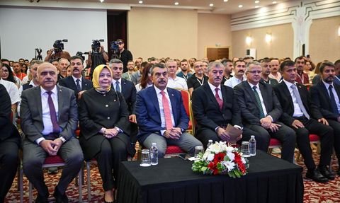 Yusuf Tekin'den Yurt Dışındaki Öğretmenlere Önemli Mesajlar