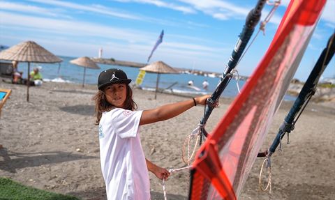 12 Yaşındaki Poyraz Yetimler Sörf Dünyasında Öne Çıkıyor