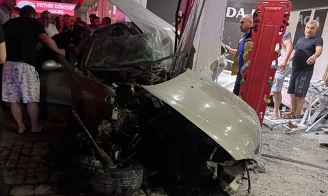 Adana'da Mobilya Mağazasına Otomobil Girdi: 1 Yaralı