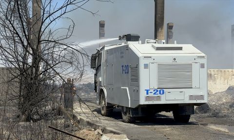Adana'daki Geri Dönüşüm Fabrikasında Yangın Soğutma Çalışmaları Devam Ediyor