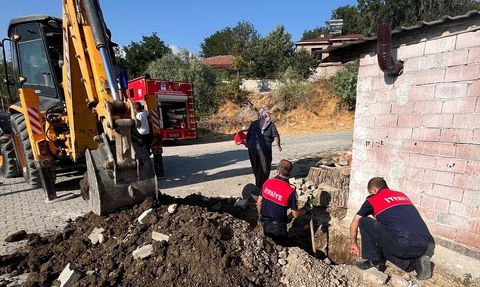 Amasya'da İki Köpek Yavrusu Su Borusundan Kurtarıldı