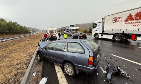 Anadolu Otoyolu Düzce'de Zincirleme Kazalar: 2 Ölü, 15 Yaralı