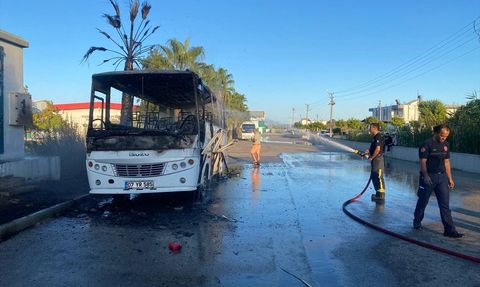 Antalya'da Park Halindeki Midibüs Yandı