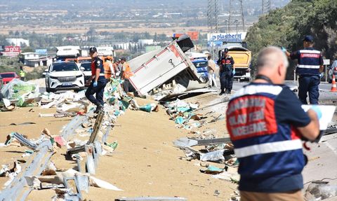 Antalya'da Tır Kazası: Sürücü Hayatını Kaybetti