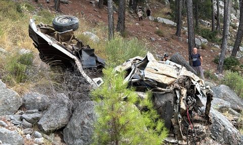 Antalya'da Uçuruma Yuvarlanan Kamyonetin Sürücüsü Hayatını Kaybetti