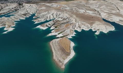 Atatürk Barajı'ndaki Kuraklık Adacıkları Ortaya Çıkardı