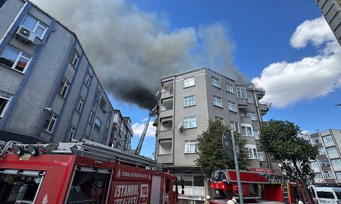 Bağcılar'da Çatı Yangını Kontrol Altına Alındı