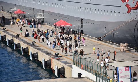 Bodrum'a Gelen İki Kruvaziyer ile Yüzlerce Turist