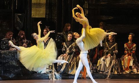 Bolşoy Bale ve Orkestrası İstanbul'da 'Kuğu Gölü' ile Büyüledi