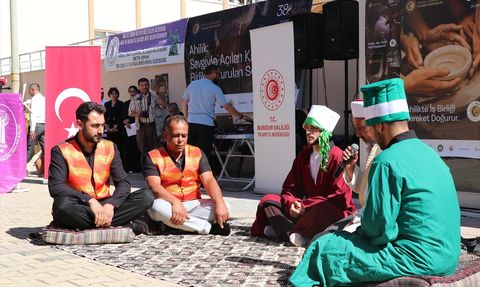Burdur'da 54 Yıllık Berbere 'Yılın Ahisi' Ödülü