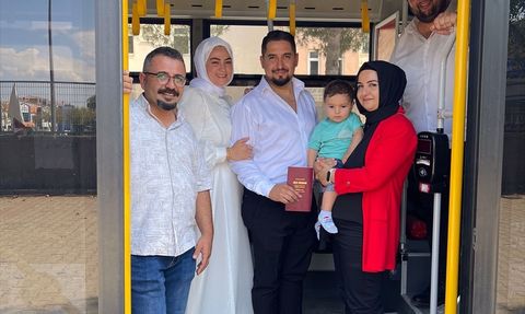 Bursa'da Düğün Günü Yardım Eli: Otobüs Şoförü Çifti Nikaha Kavuşturdu