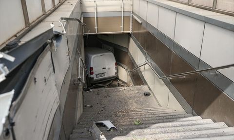 Bursa'da Metro Alt Geçidine Giren Araçta Yaralanma