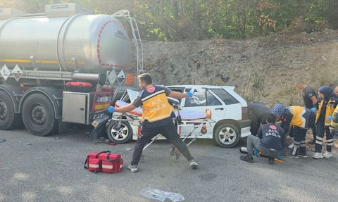 Bursa'da Park Halindeki Tankere Çarpan Otomobilde 5 Yaralı