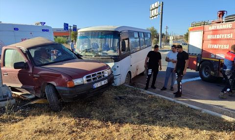 Çanakkale'de İşçi Servisi ve Kamyonet Kaza Yaptı, 5 Yaralı