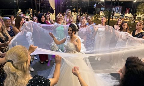 Cemre Çınar'ın Gelinlik Hayali Gerçekleşti