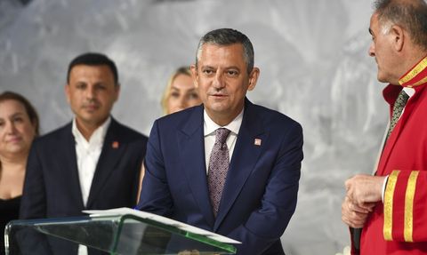 CHP Genel Başkanı Özgür Özel, Gökan Zeybek'in Oğlunun Düğününde Nikah Şahidi Oldu