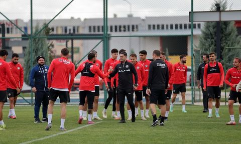 Çoru FK'de Ofansif Futboluyla Şampiyonluğu Hedefleyen Çağdaş Çavuş