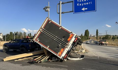 Çorum'da Kamyonet ile Minibüs Çarpıştı: 5 Yaralı