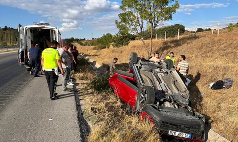 Çorum'da Otomobil Devrildi, İki Kişi Yaralandı