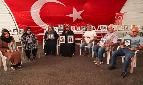 Diyarbakır Anneleri Evlatlarına Kavuşmak İçin Mücadele Ediyor