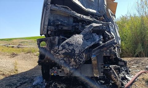 Diyarbakır'da Şarampole Devrilen Kamyonun Sürücüsü Hayatını Kaybetti