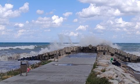 Düzce'de Kuvvetli Rüzgar Akçakoca'da Dalga Yükselmesine Neden Oldu