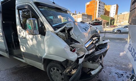 Elazığ'da Minibüs ile Belediye Otobüsü Çarpıştı