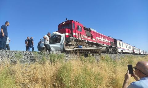 Elazığ'da Tren Kazası: Kamyonet Sürücüsü Yaralandı