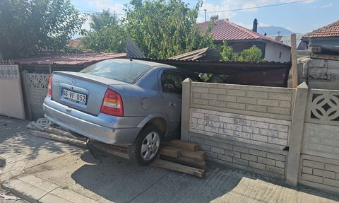 Erzincan'da Kaza: Bahçe Duvarına Çarpan Araçta Sürücü Yaralandı