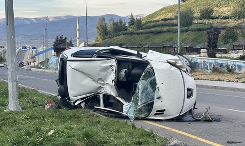 Erzurum'da Takla Atan Araçta İki Kişi Yaralandı